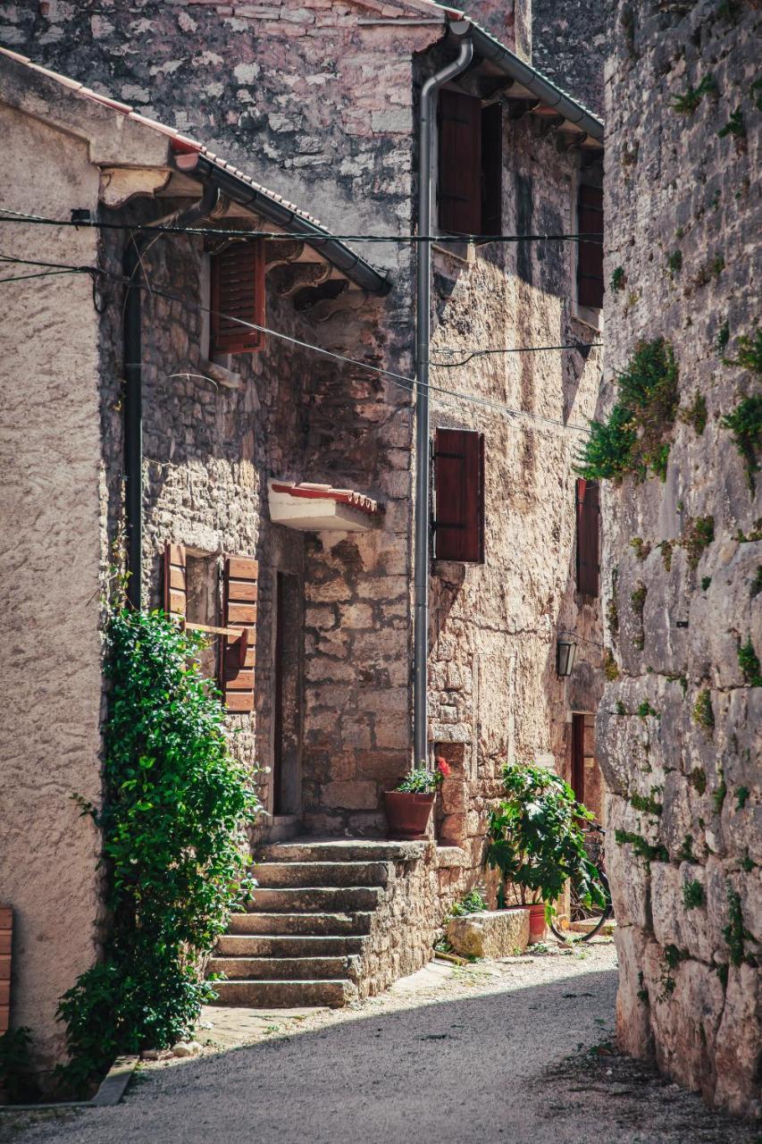 Mon Perin Castrum - Studio Apartment Castel Bale Esterno foto